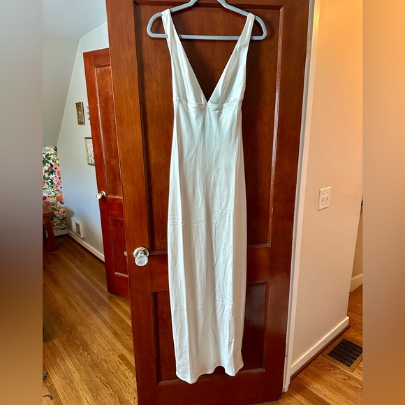 Meshki White Backless Dress - Picture 1 of 2